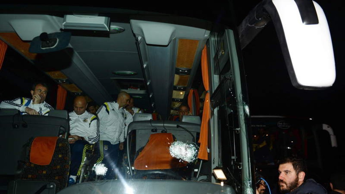 El autocar del equipo turco del Fenerbahçe con los impactos de bala en la zona del conductor.