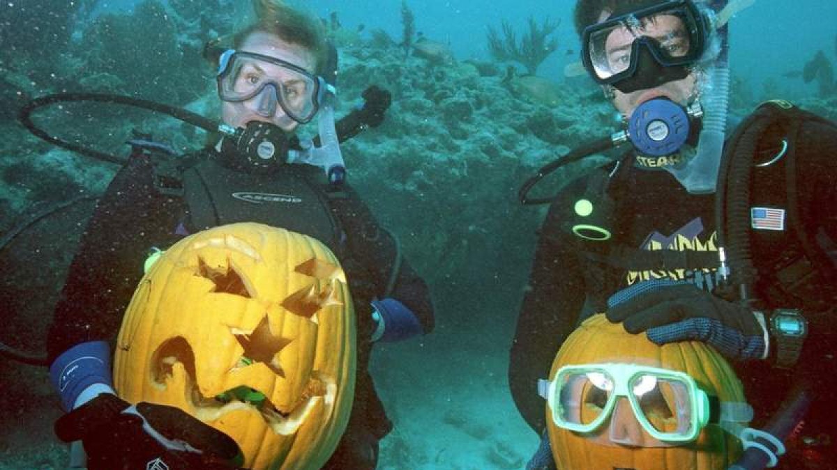Dos hermanas depositan sus calabazas en el Museo Marino Nacional de Cayo Largo, Florida. BOB CARE