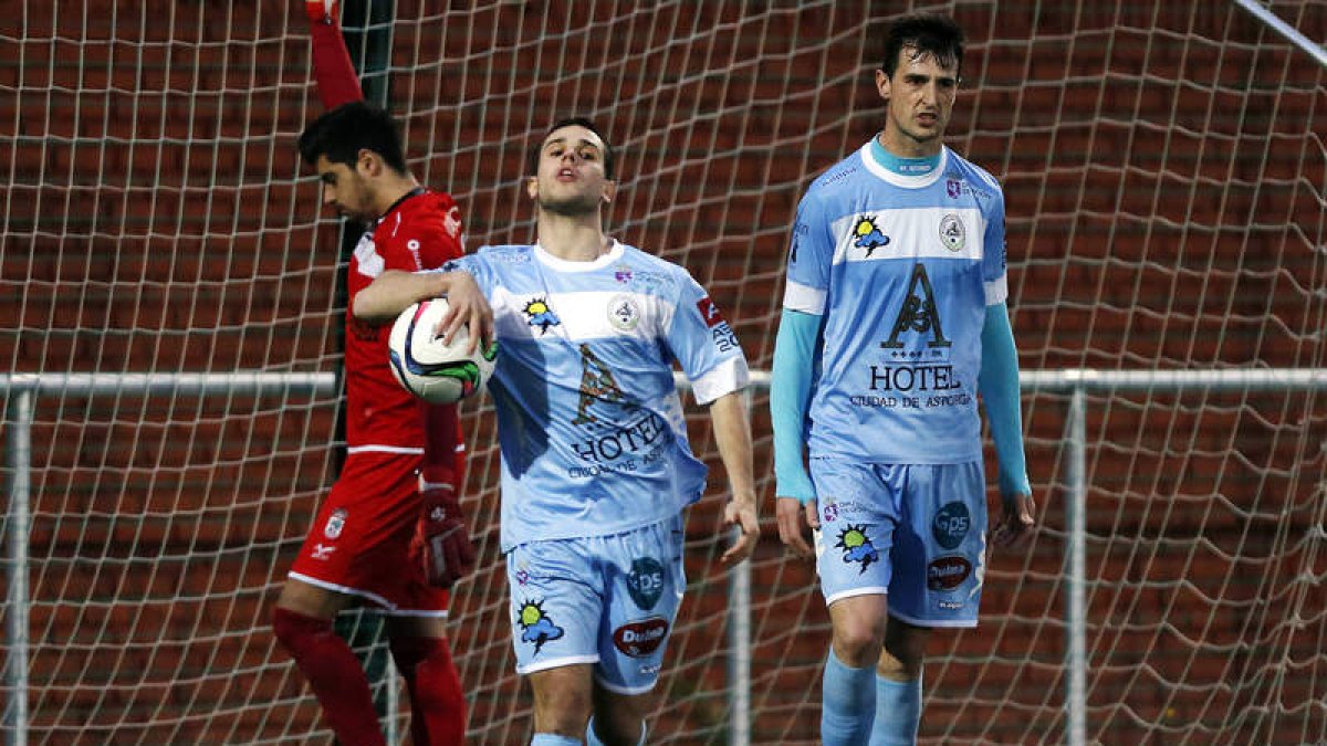 Saúl, con el balón, cedido por la Ponferradina, se perderá el partido contra el Racing por sanción.