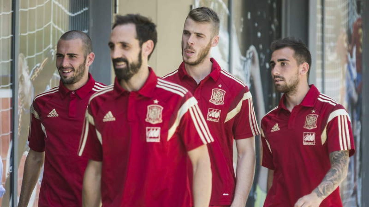 Los jugadores de la selección Aleix Vidal, Juanfran, De Gea y Alcácer antes de la rueda de prensa