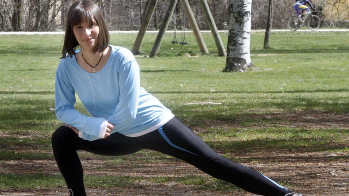 Alba del Amo, estudiante de Biología de la Universidad de León, se prepara antes de una carrera en la Candamia.
