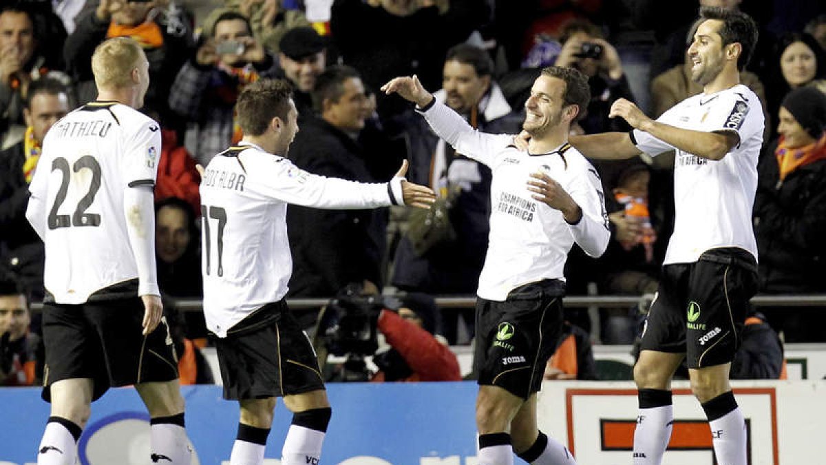 Soldado celebra su segundo gol junto a sus compañeros.