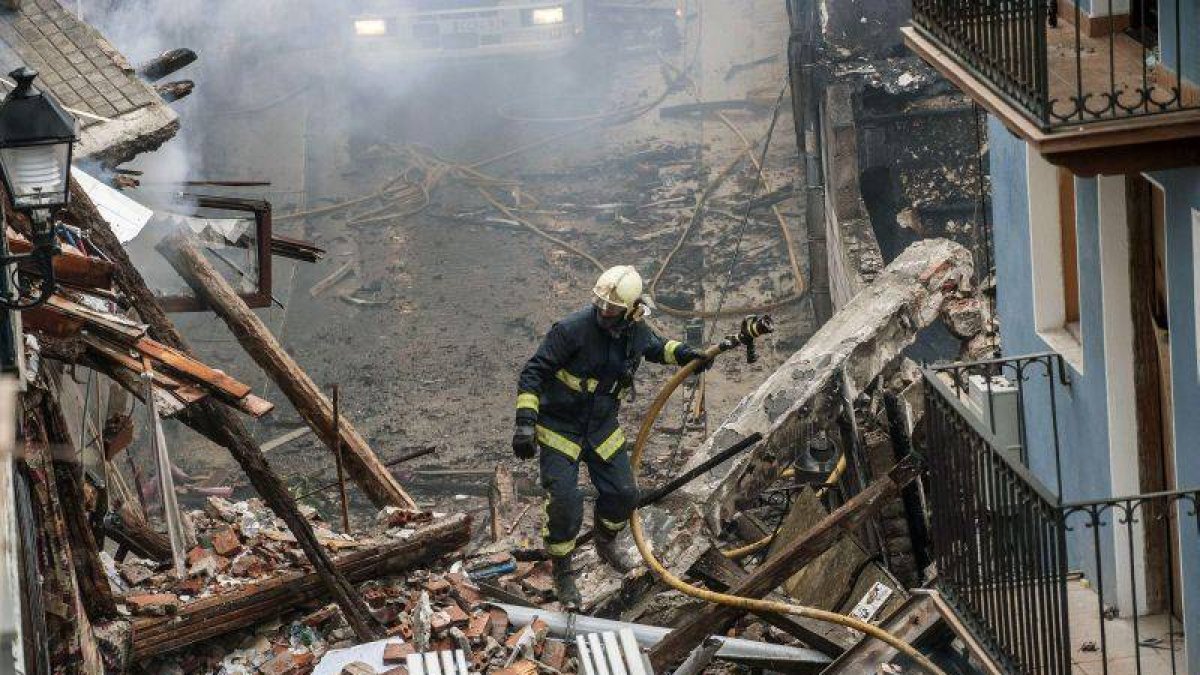Un incendio en el casco viejo de Bermeo declarado esta madrugada ha obligado a desalojar a varias decenas de vecinos y ha provocado el derrumbe de dos edificios.