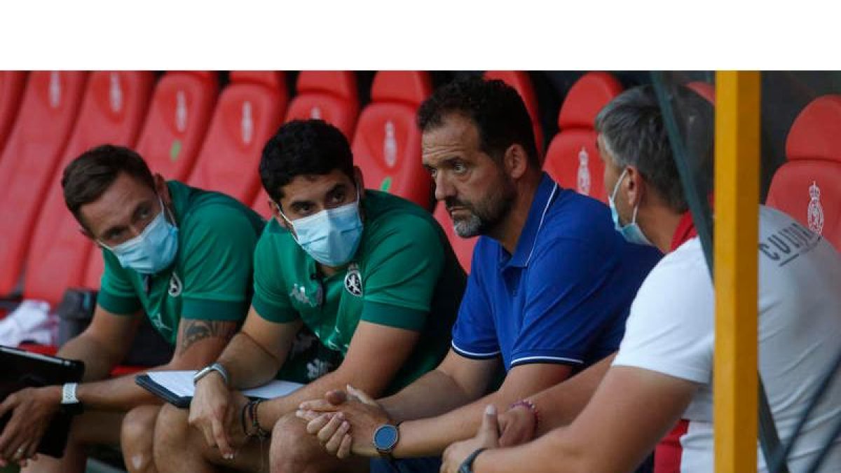 Ramón González en el banquillo del estadio Reino de León en el partido que la Cultural se midió con el Rayo Majadahonda. FERNANDO OTERO