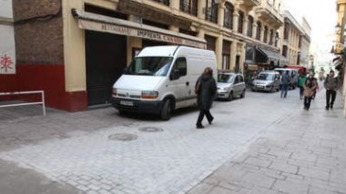 El nuevo adoquinado de la calle Varillas está completado.