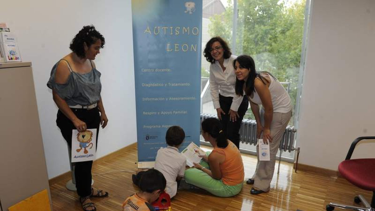 Madres juegan con sus hijos en Autismo León junto a la presidenta, Ana López, segunda por la derecha.