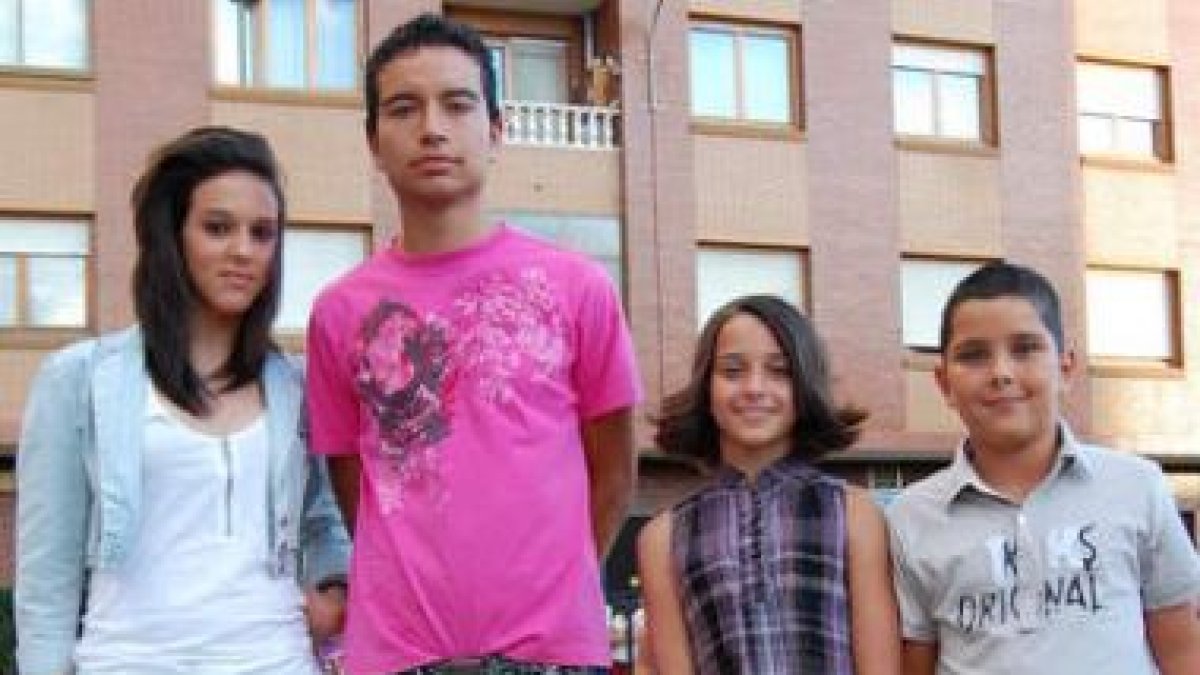 Los reyes y las reinas infantiles y mayores de Trobajo del Camino.