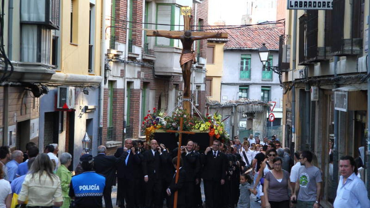 La procesión, ayer, a su paso por la calle Santa Cruz, ya de vuelta a la parroquia.