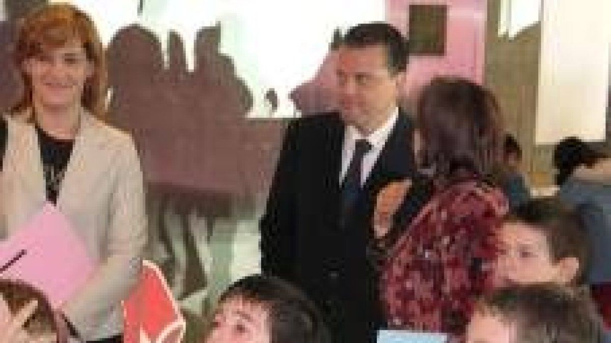 María Teresa González y Mario Amilivia, junto a los niños del taller de alimentos