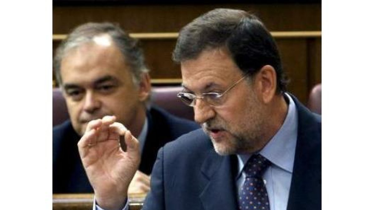 Rajoy, durante su intervención en el Congreso, junto a González Pons.