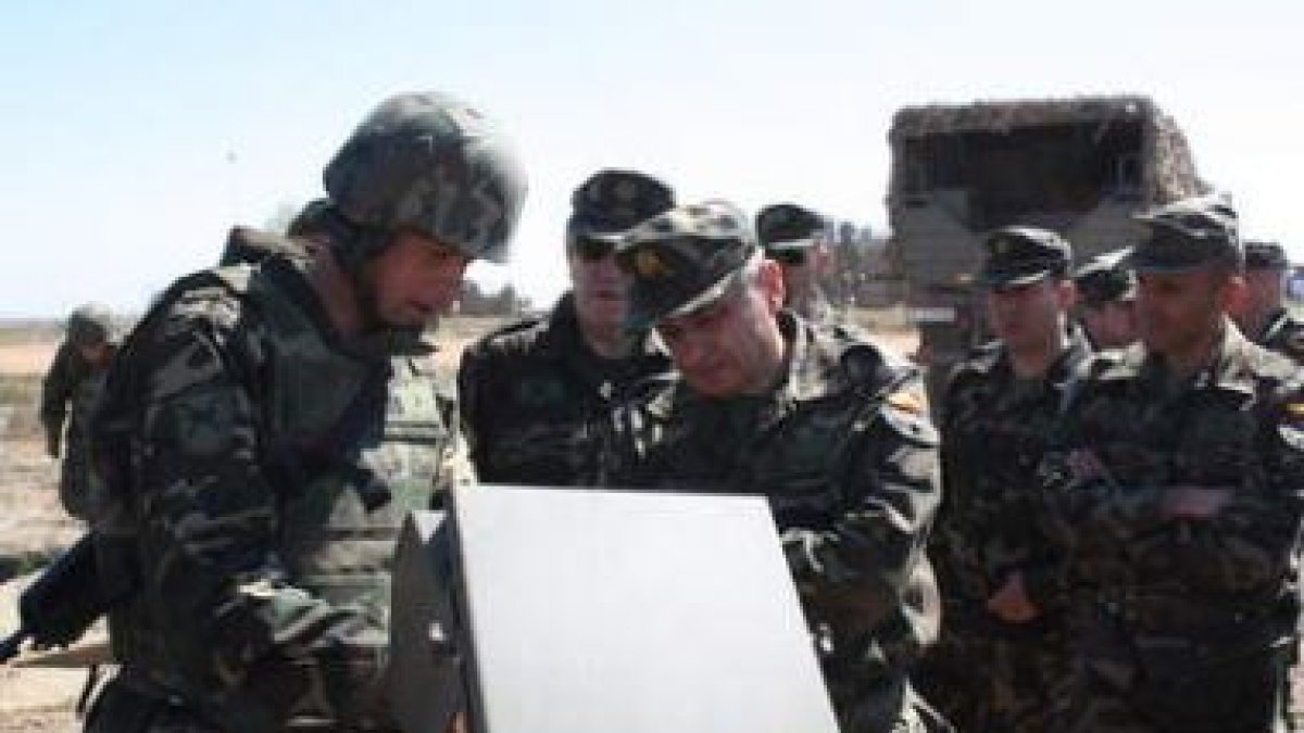 El jefe de Estado Mayor del Ejército, Fulgencio Coll, se desplazó hasta el campo de tiro de la base