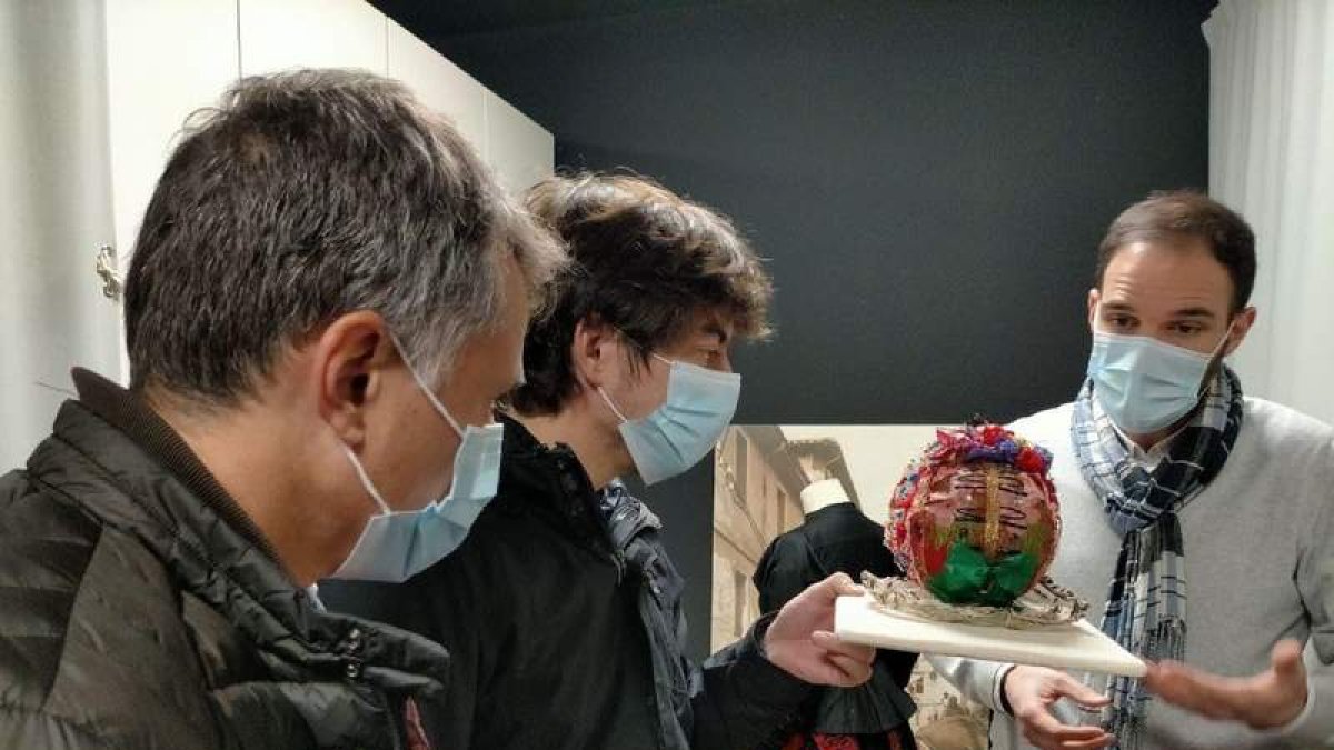 El diputado provincial de Cultura, Pablo López Presa, ayer durante visita al Museo de Indumentaria Tradicional de Valencia de Don Juan. DL