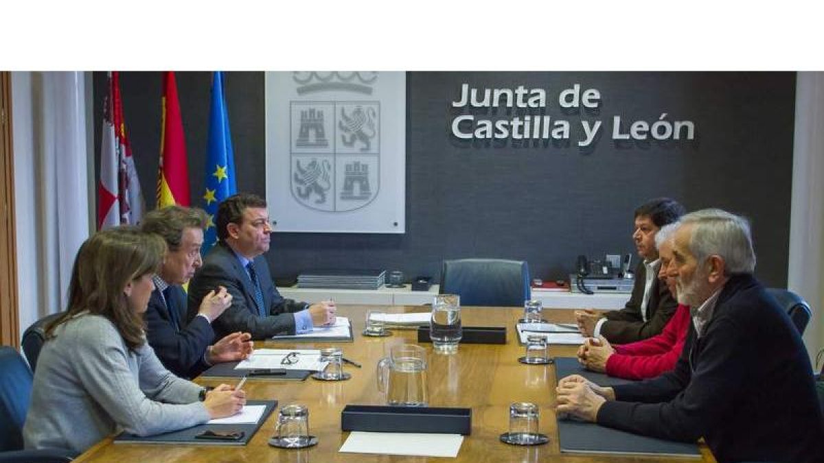Un momento de la reunión mantenida ayer en Valladolid entre el consejero de Presidencia y representantes de Mansurle.