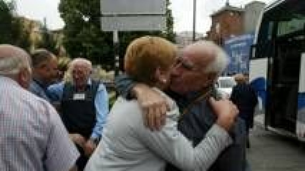 El argentino adoptivo, David Valbuena, abraza a un familiar