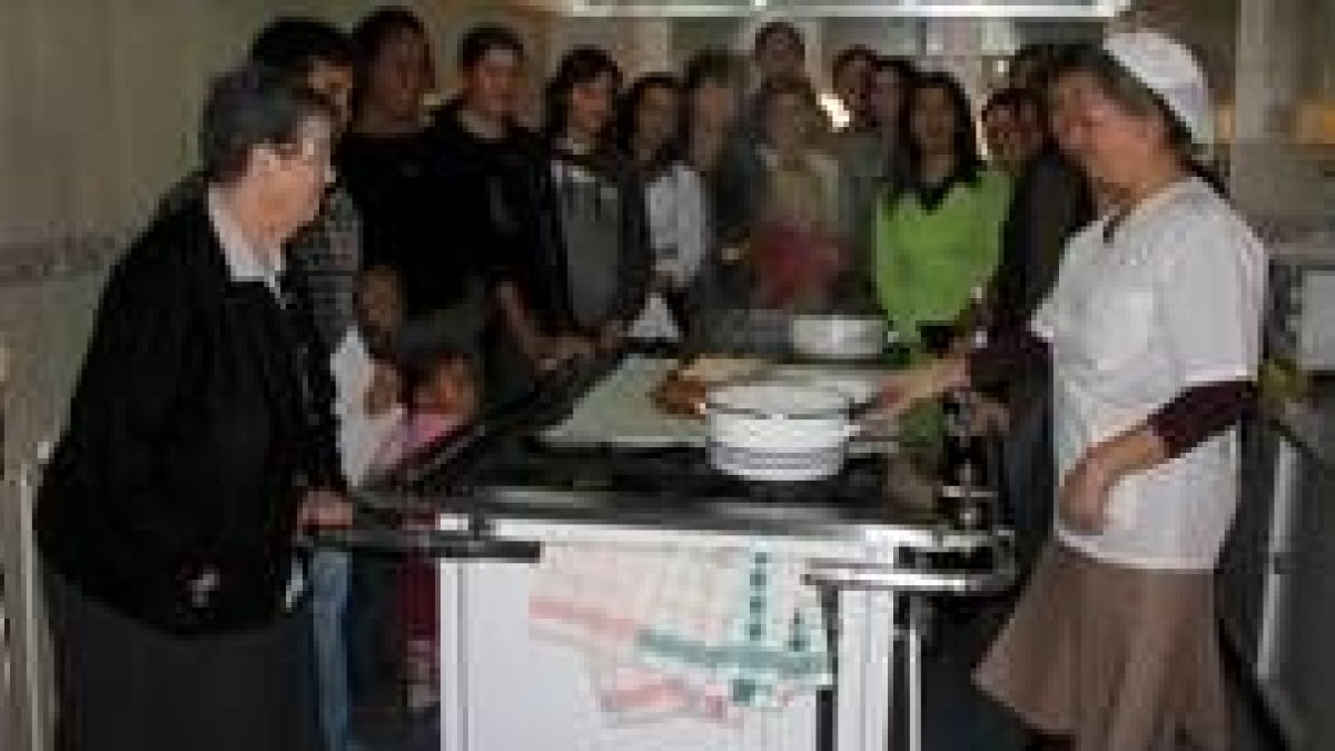 Algunos hombres también participan en el curso de cocina