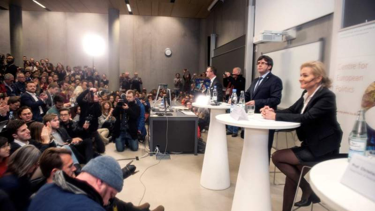 Puigdemont y la profesora Marlene Wind, ayer, en Copenhague. RICARDO RAMÍREZ