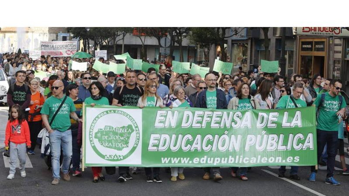 Al grito de «la educación, no se vende, se defiende», la manifestación salió de Botines para dirigirse a la Subdelegación del Gobierno. RAMIRO