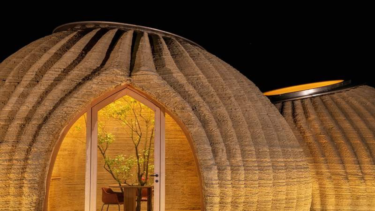 Casa Tecla en una vista exterior nocturna. wasp+mca