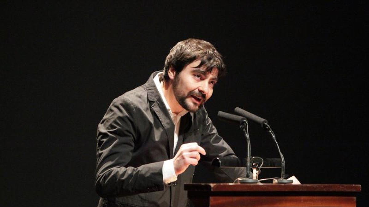 Emilio Gancedo, periodista del Diario de León, durante su intervención, que fue interrumpida por los aplausos en numerosas ocasiones