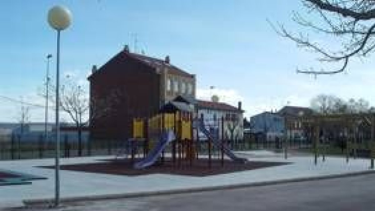 El parque está situado detrás de la casa de cultura