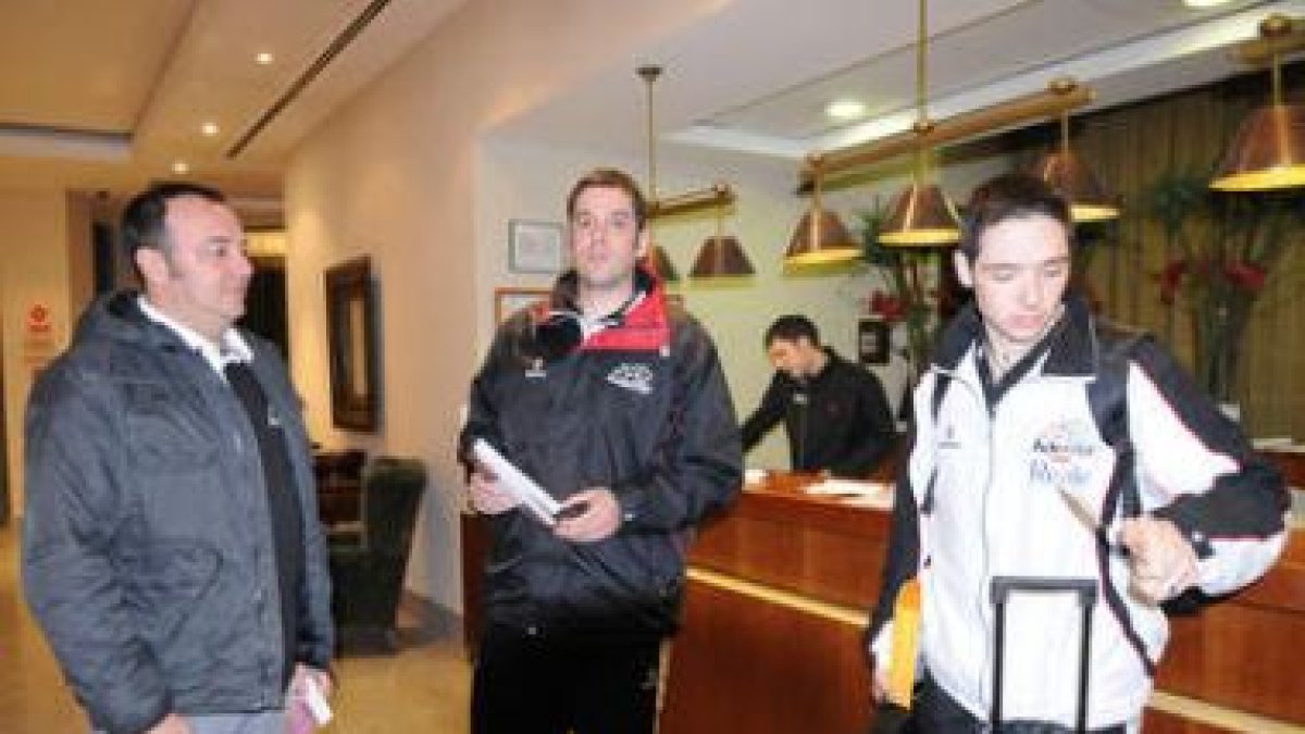 Los jugadores Igor Kos y Mirko Alilovic sentados esperando para cenar en el hotel Amura Alcobendas