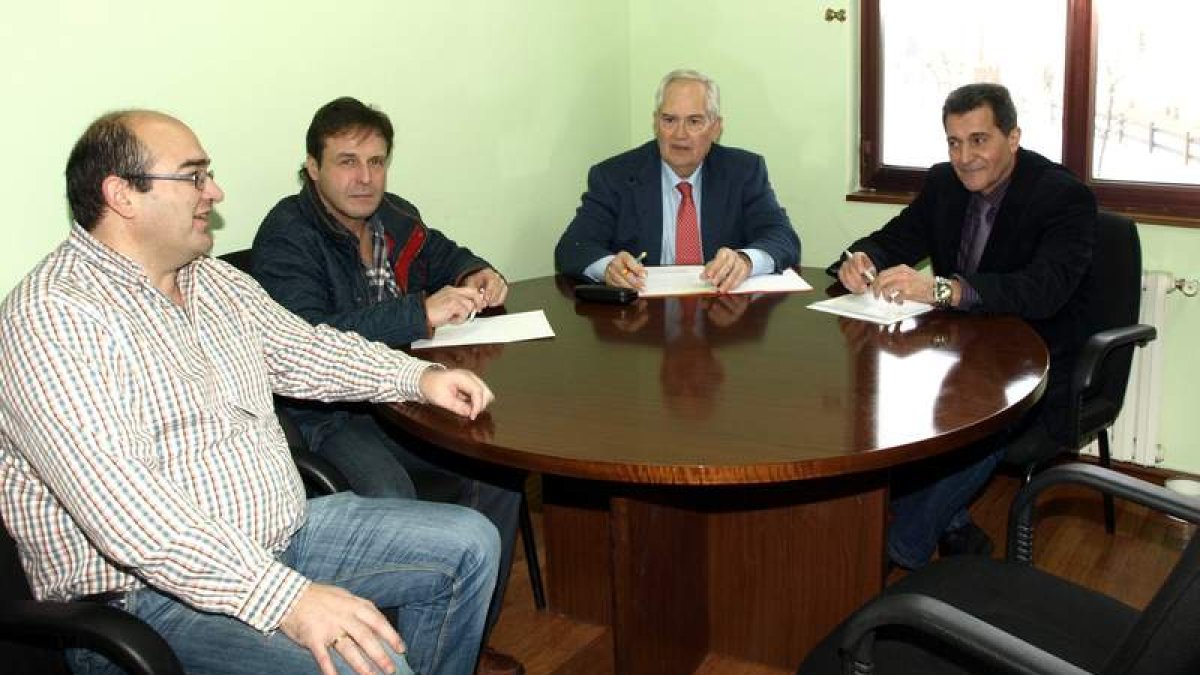 Escanciano, Rodríguez, García Martín y Reyero en la reunión celebrada en Riaño.