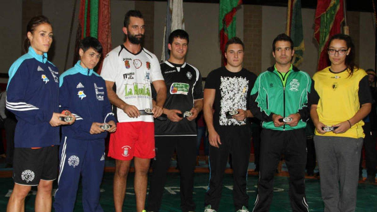 Los cintos de plata para los Campeones senior del 2014.