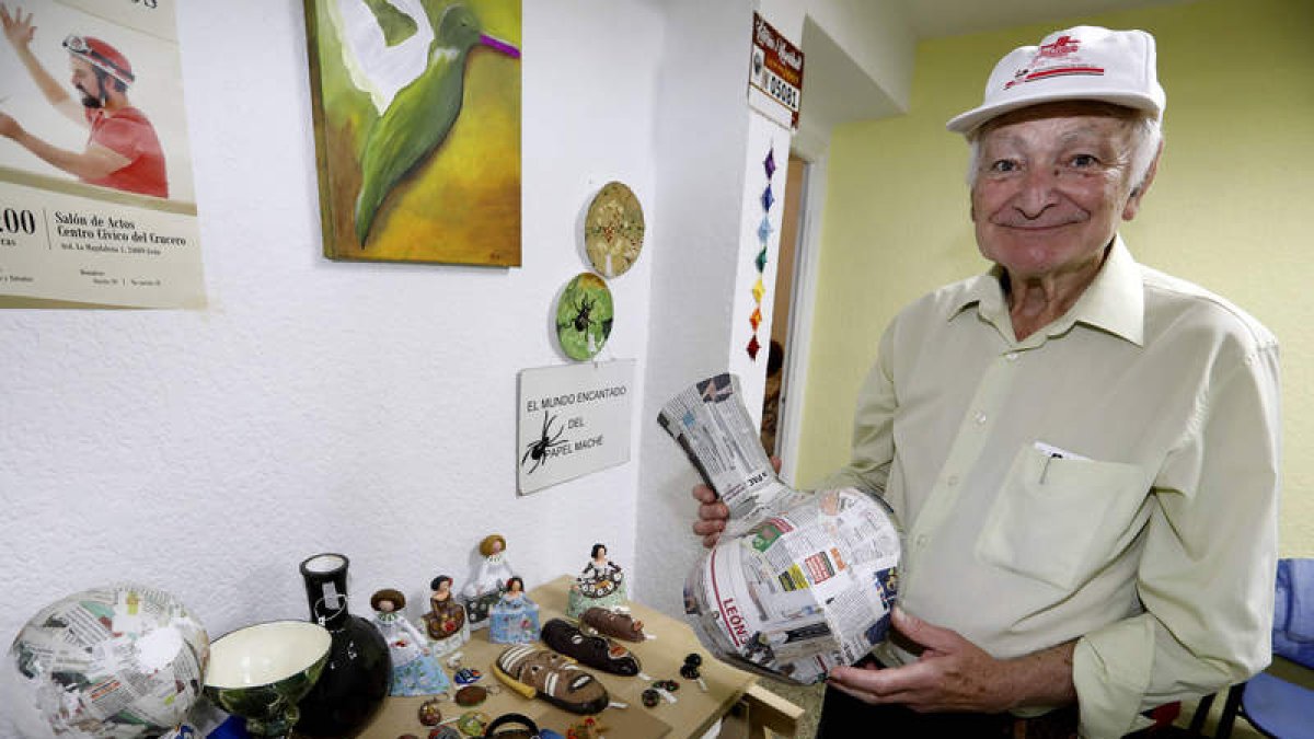 Cosé Casaña, de 76 años, con las esculturas que hace con papel maché. MARCIANO PÉREZ