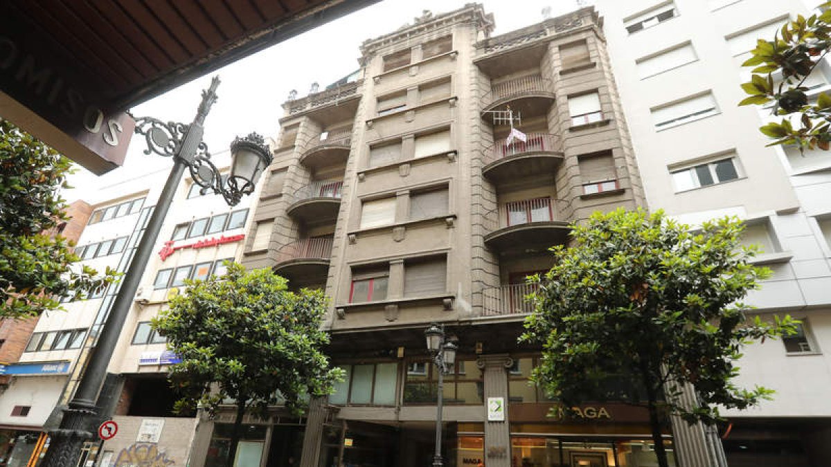 Edificio histórico en la avenida de La Puebla. L. DE LA MATA