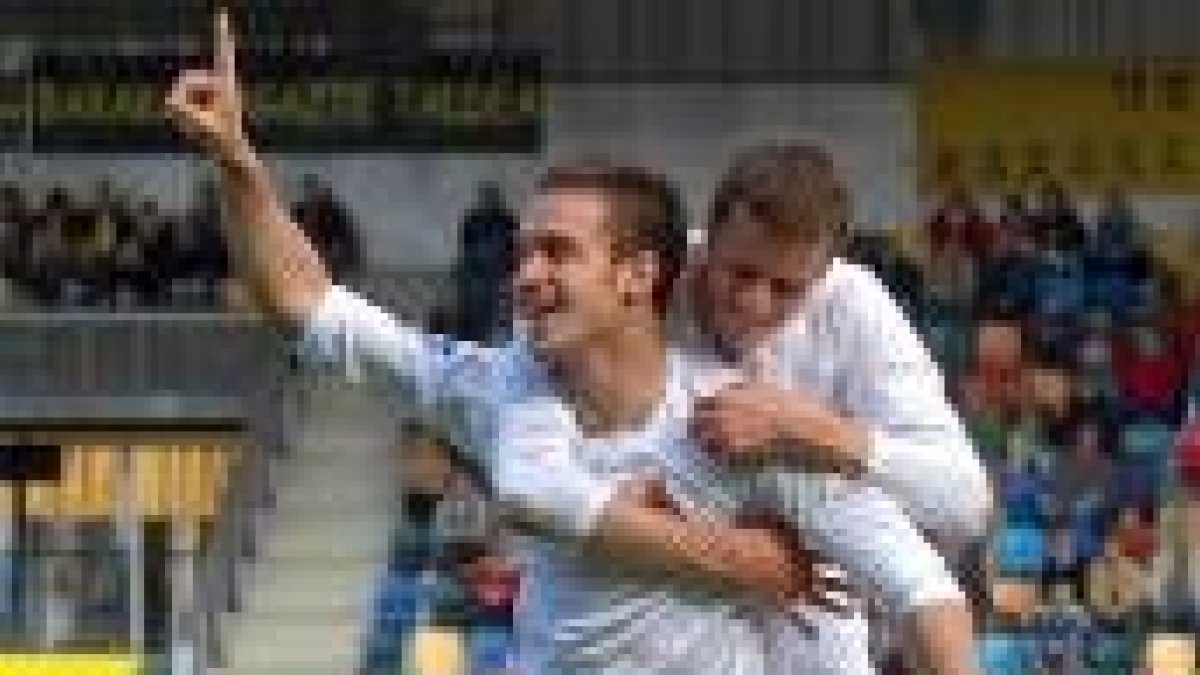 Cascón celebra el tercero de sus tres goles con Oriol Riera colgado a su espalda
