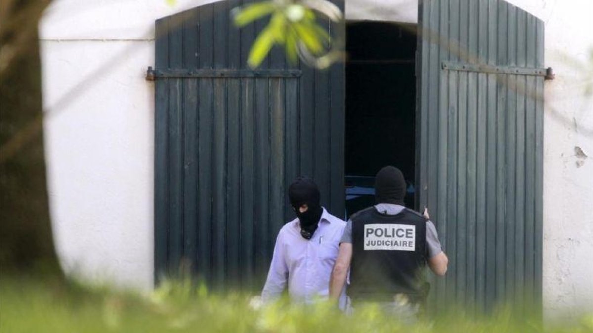 La Guardia Civil y la Policía francesa hallan un arsenal de armas y explosivos de ETA, en mayo del 2015, en un zulo de una vivienda en el centro de Biarritz, en el País Vasco francés.