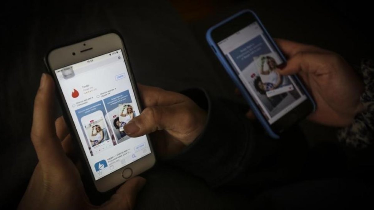 Dos jóvenes usando apps de ligue desde el móvil.