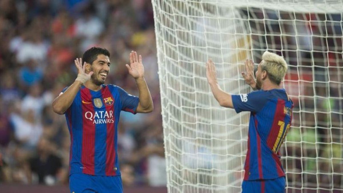 Conexión Messi-Suárez tras la jugada del primer gol durante el partido FC Barcelona-Sampdoria, en el Trofeo Joan Gamper.