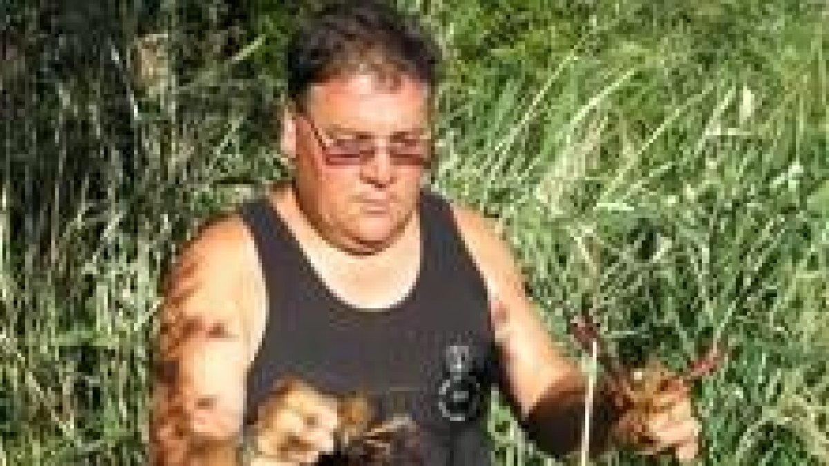Un aficionado muestra dos grandes ejemplares de cangrejo rojo de las marismas