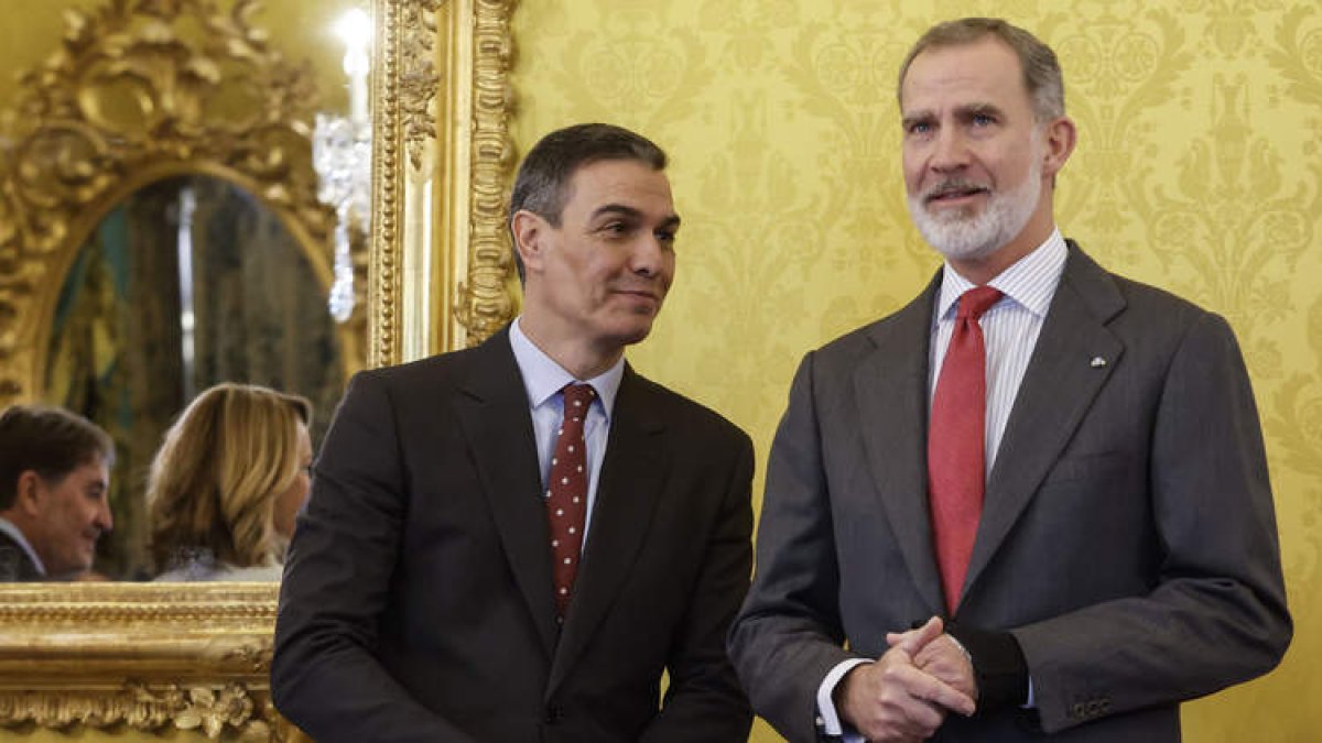 El presidente del Gobierno, Pedro Sánchez, junto al Rey, ayer en un acto del Instituto Cervantes. MARISCAL