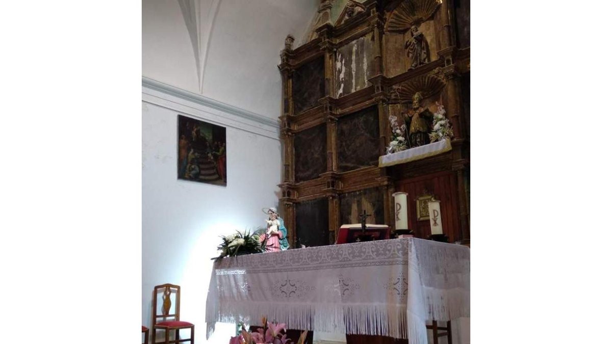 Lienzo colgado en la pared de la iglesia en vez de en el retablo. A.C.