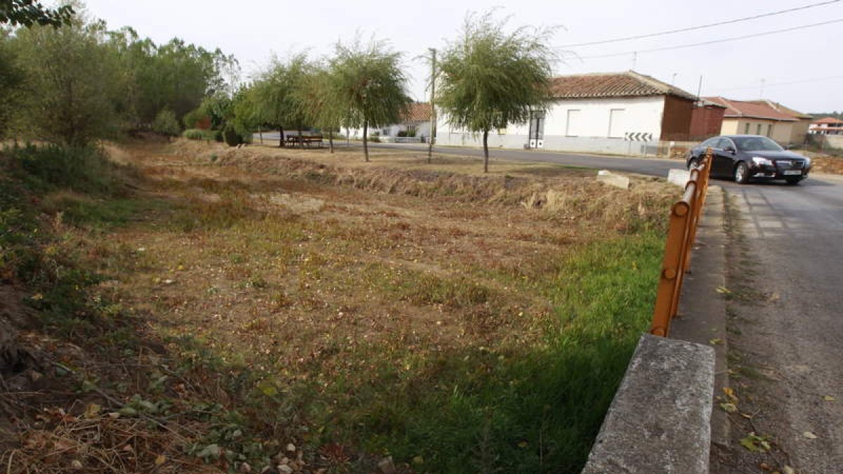 El río Porcos se confunde con la pradera a su paso por Magaz de Cepeda.