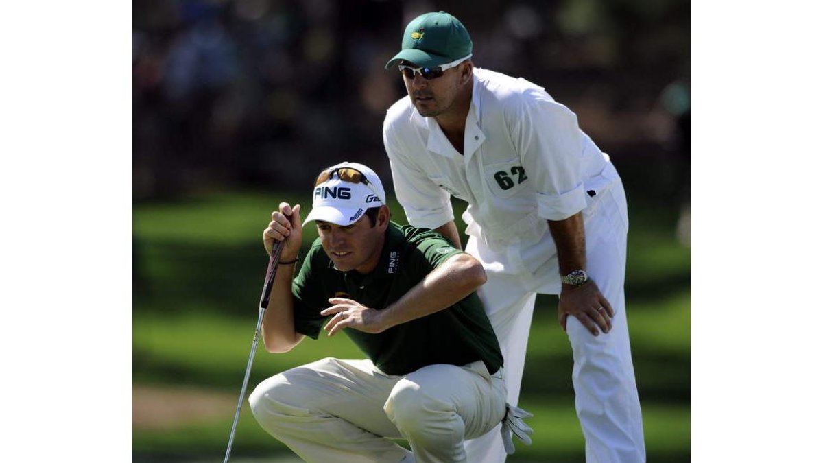 El sudafricano Oosthuizen y su caddie observan el campo.