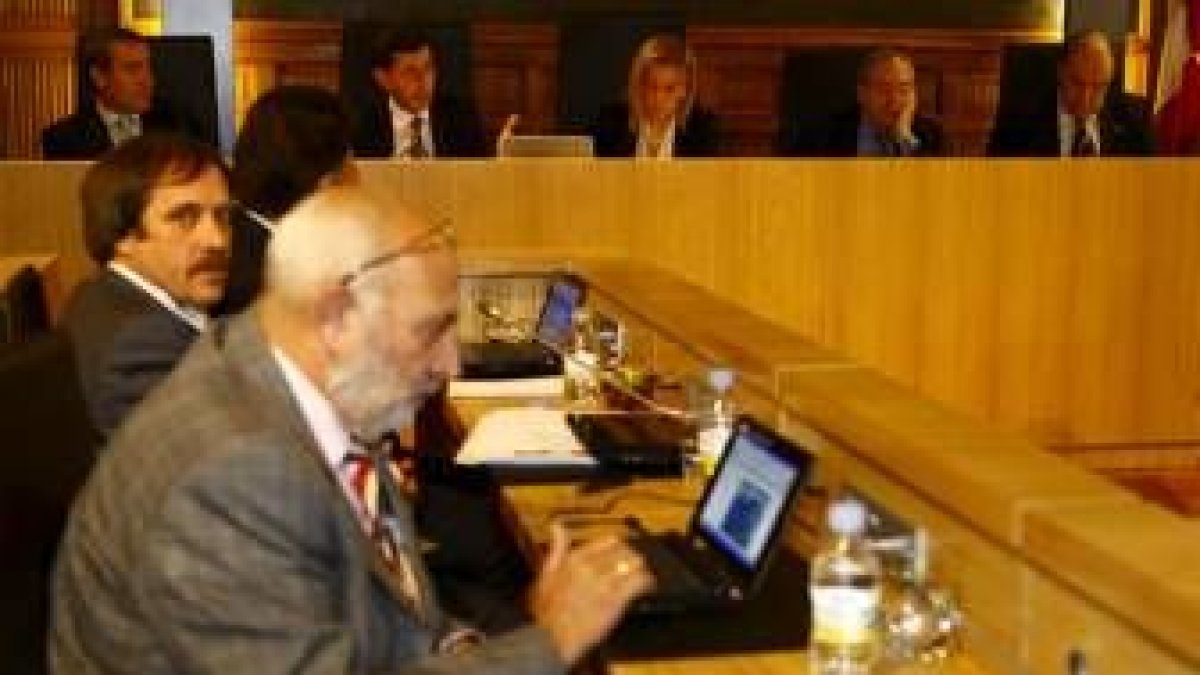 Las nuevas tecnologías cobran cada día más protagonismo en las sesiones plenarias de la Diputación