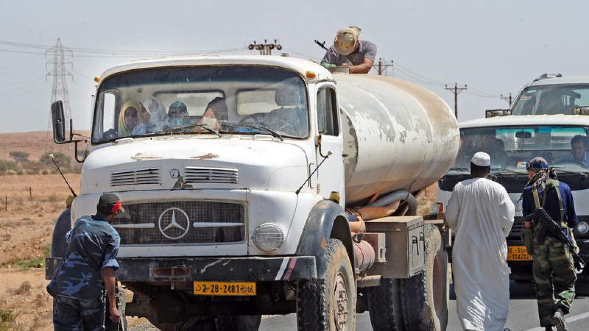 Imagen de un control de los rebeldes libios cerca de Bani Walid.