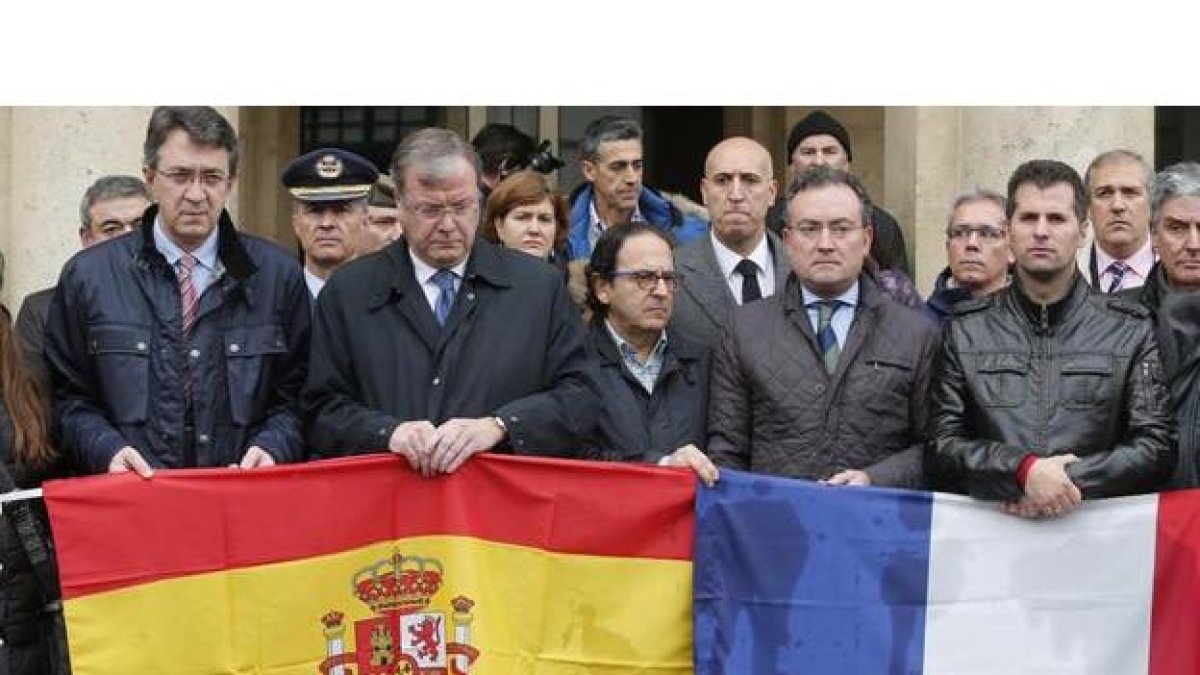 Los políticos leoneses han sostenido una bandera española y otra francesa