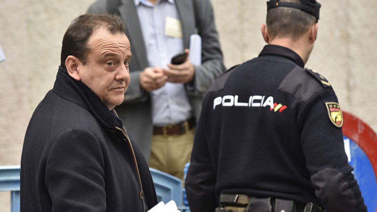 El fiscal anticorrupción Pedro Horrach, a la salida de la Audiencia de Palma. ATIENZA