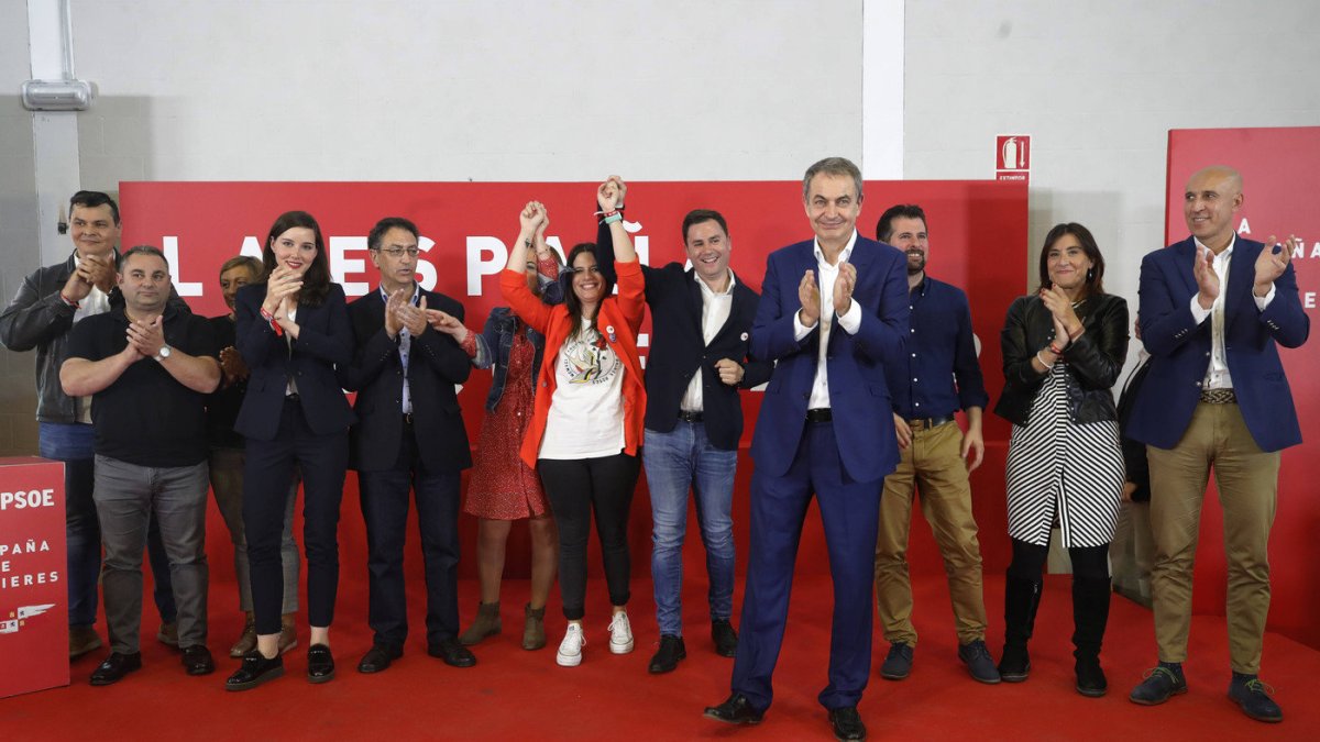 El expresidente Zapatero junto a los candidatos del PSOE leonés al final del mitin de cierre de campaña de la anterior convocatoria electoral. RAMIRO.
