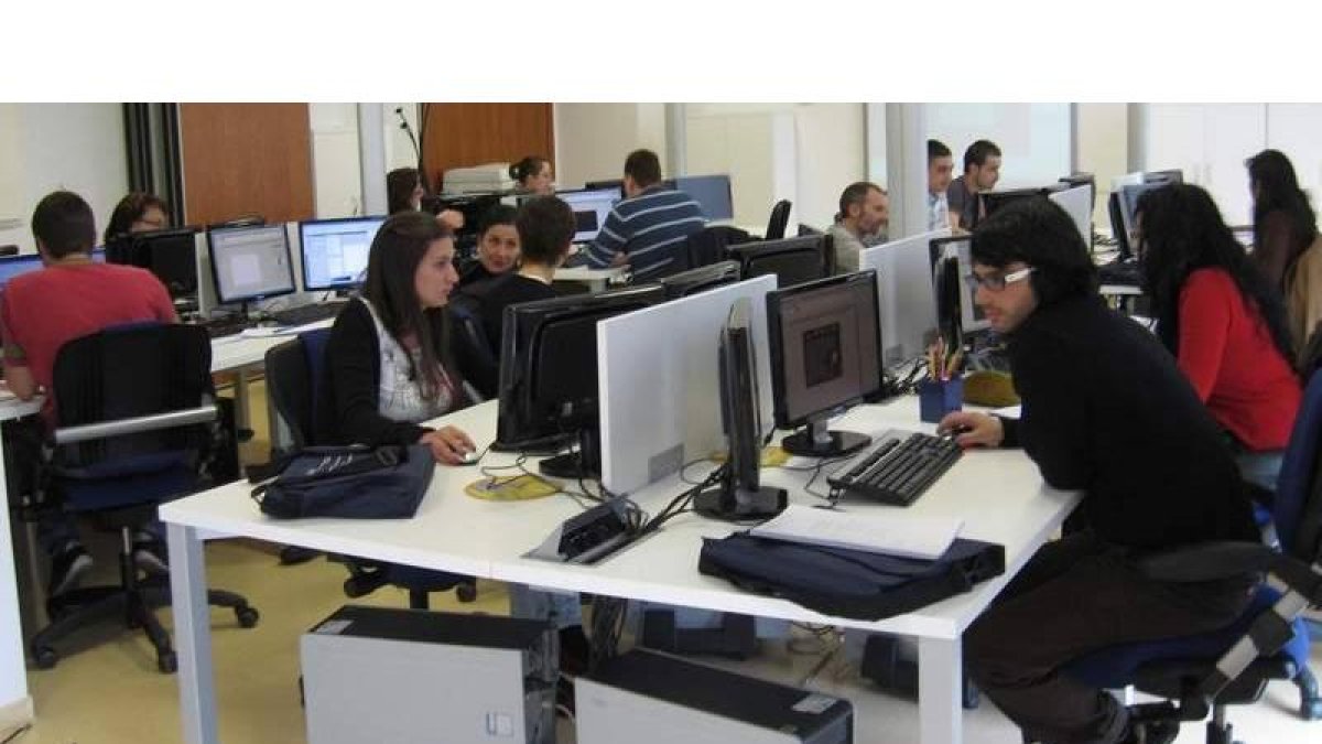 Alumnos asistiendo a una clase de informática.