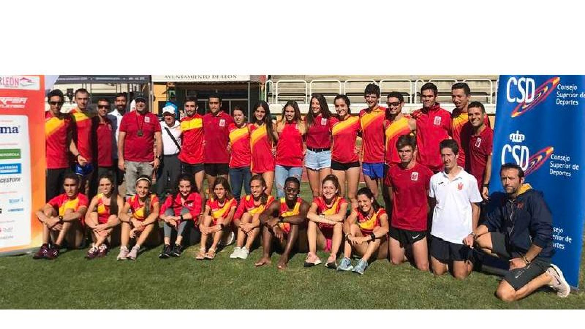 Atletas y técnicos participantes en la concentración de la preselección para el Europeo de cross. DL