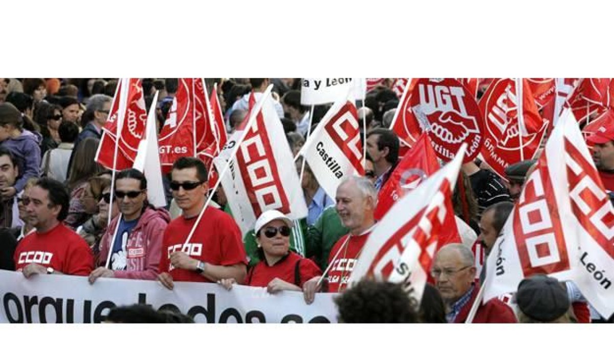 La manifestación en un momento de su recorrido por las calles de León.