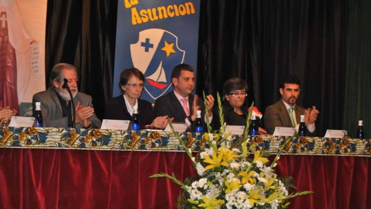 Un momento del acto de entrega de los diplomas acreditativos en el colegio La Asunción