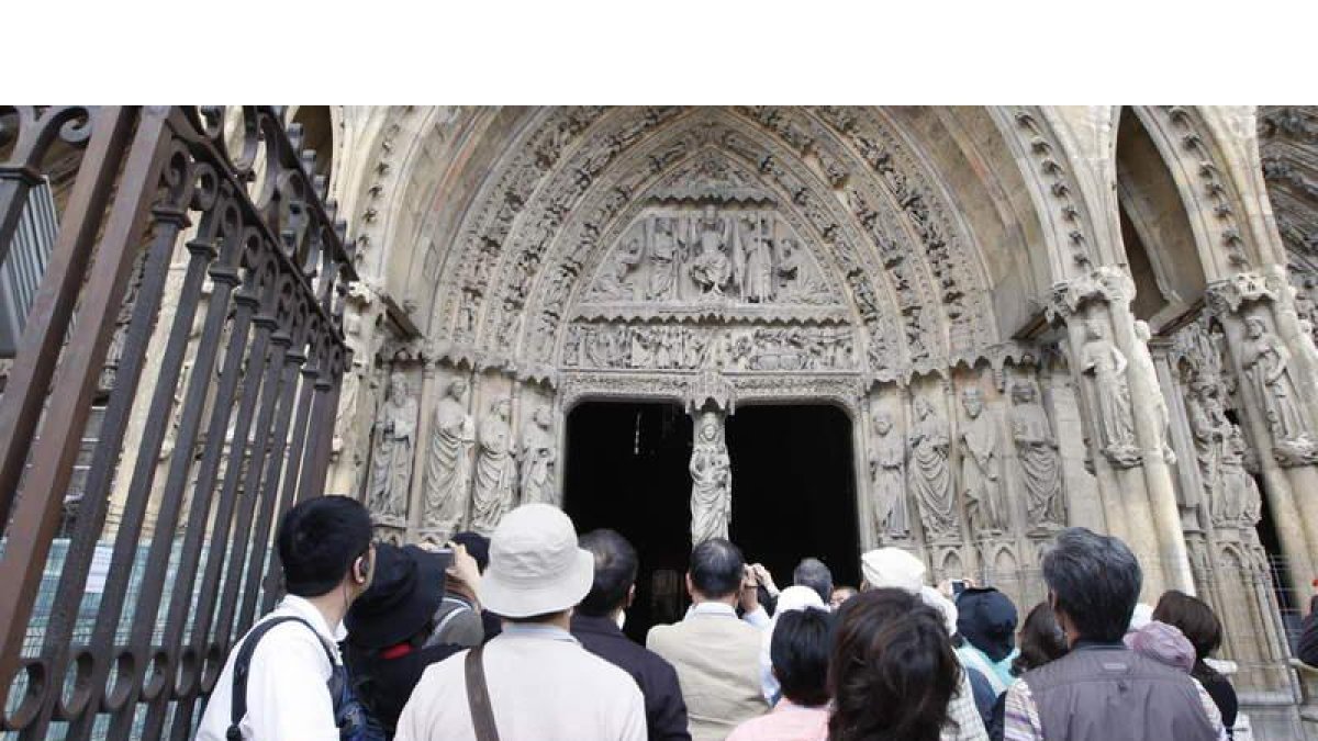 Turistas en una visita a la basílica de San Isidoro, en una fotografía de archivo. JESÚS F. SALVADORES