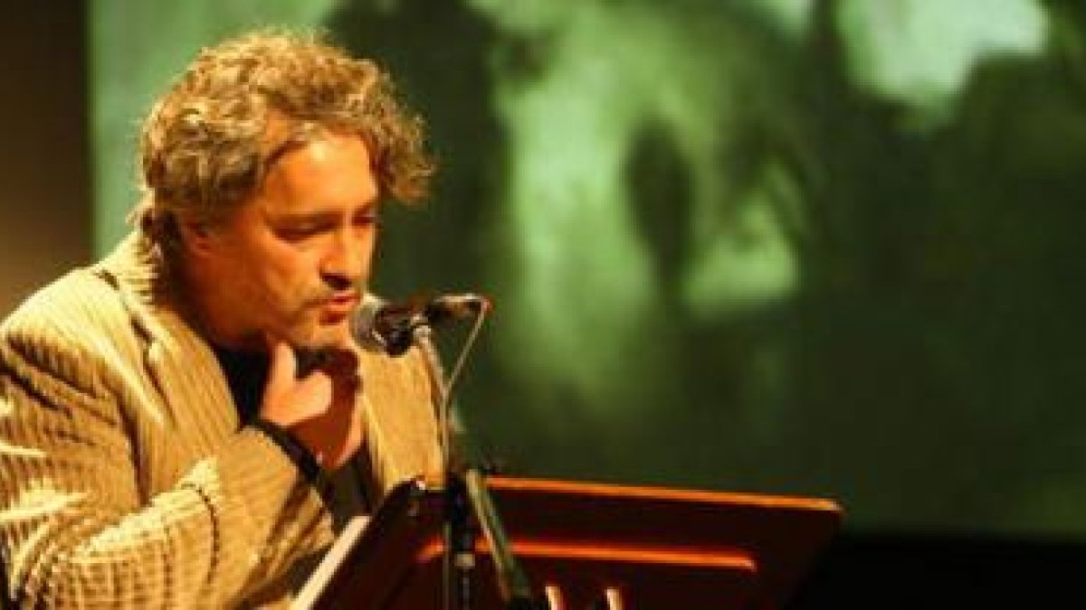 Cantantes, actores y escritores se dieron cita en el Bergidum para rendir homenaje a las víctimas