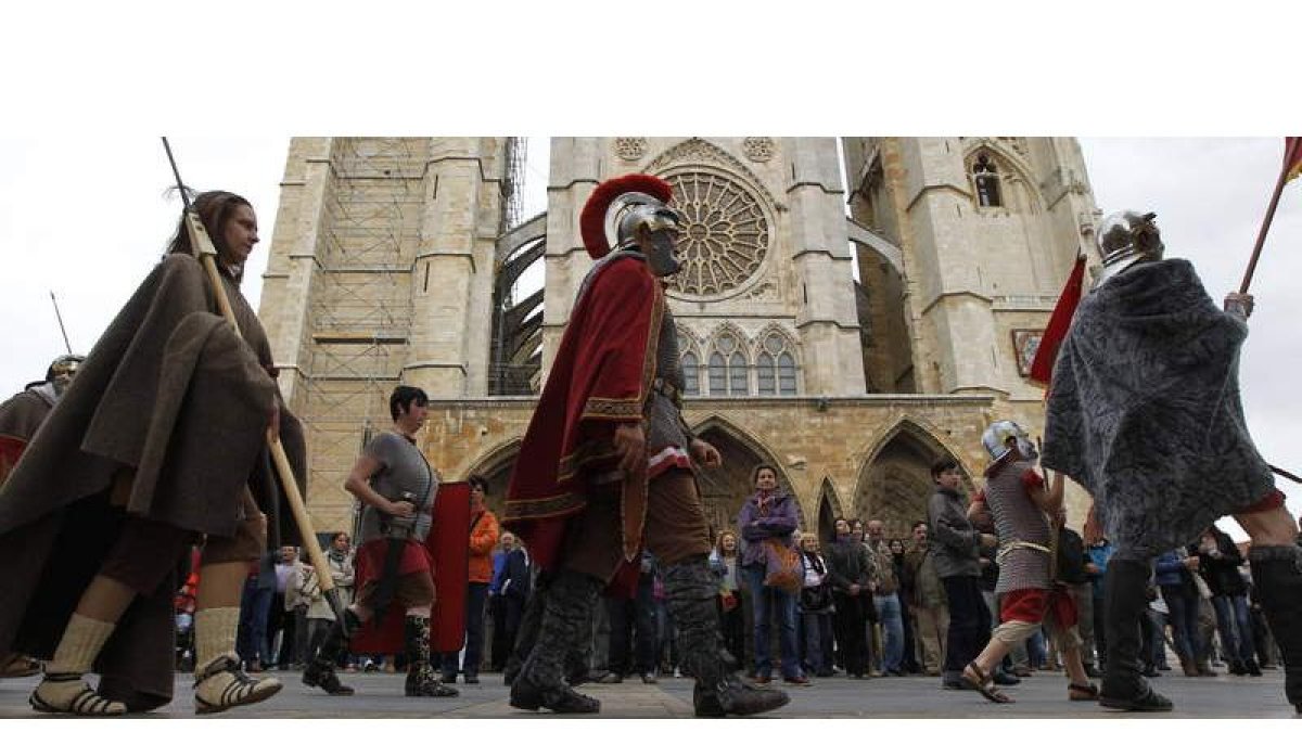 Detalle de un desfile con motivo del aniversario de la Legio VII, organizado por Promonumenta.